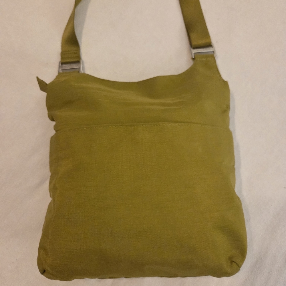 BAGGALLINI Bigโ Zipper Bagg RFID Green Nylon Triple Zip Crossbody Messenger Bag - Picture 4 of 13